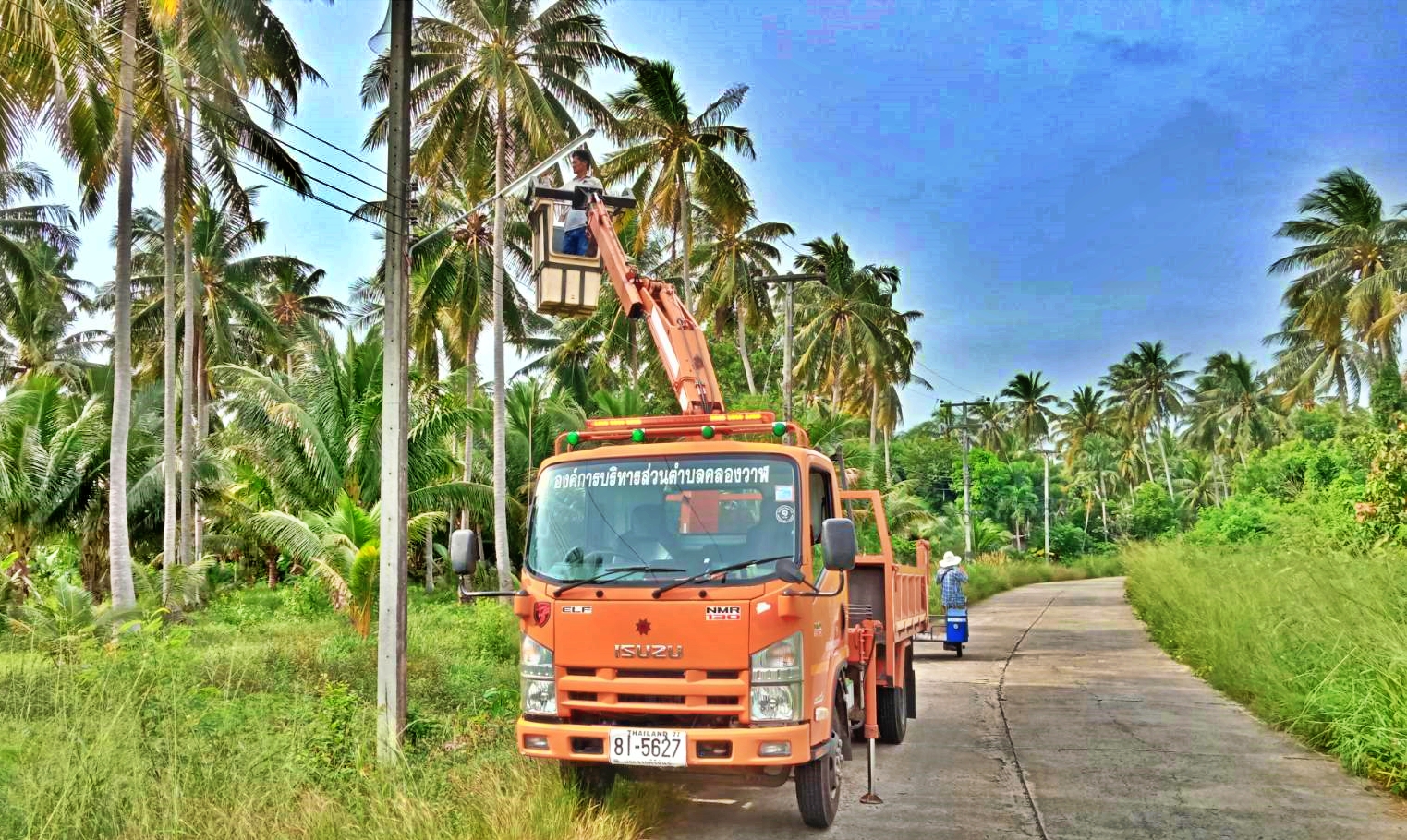 ซ่อมไฟฟ้าส่องสว่างสาธารณะที่ชำรุด ขัดข้อง ในเขตพื้นที่ หมู่ที่ 1 บ้านคลองวาฬ และหมู่ที่ 4 บ้านหว้าโทน