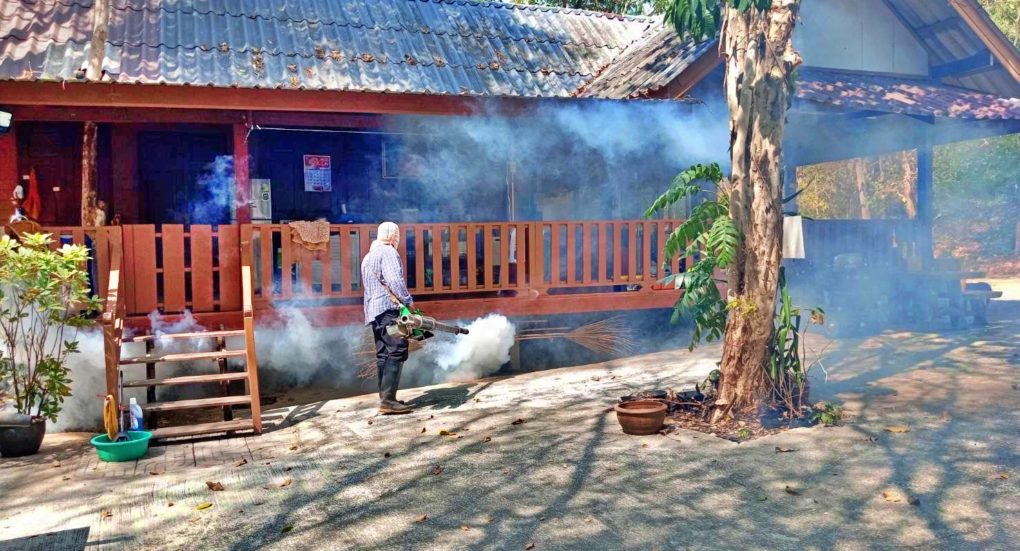 พ่นหมอกควันและแจกทรายอะเบทให้กับประชาชน หมู่ที่ 6 บ้านด่านสิงขร ศพด.บ้านด่านสิงขร และโรงเรียนด่านสิงขร