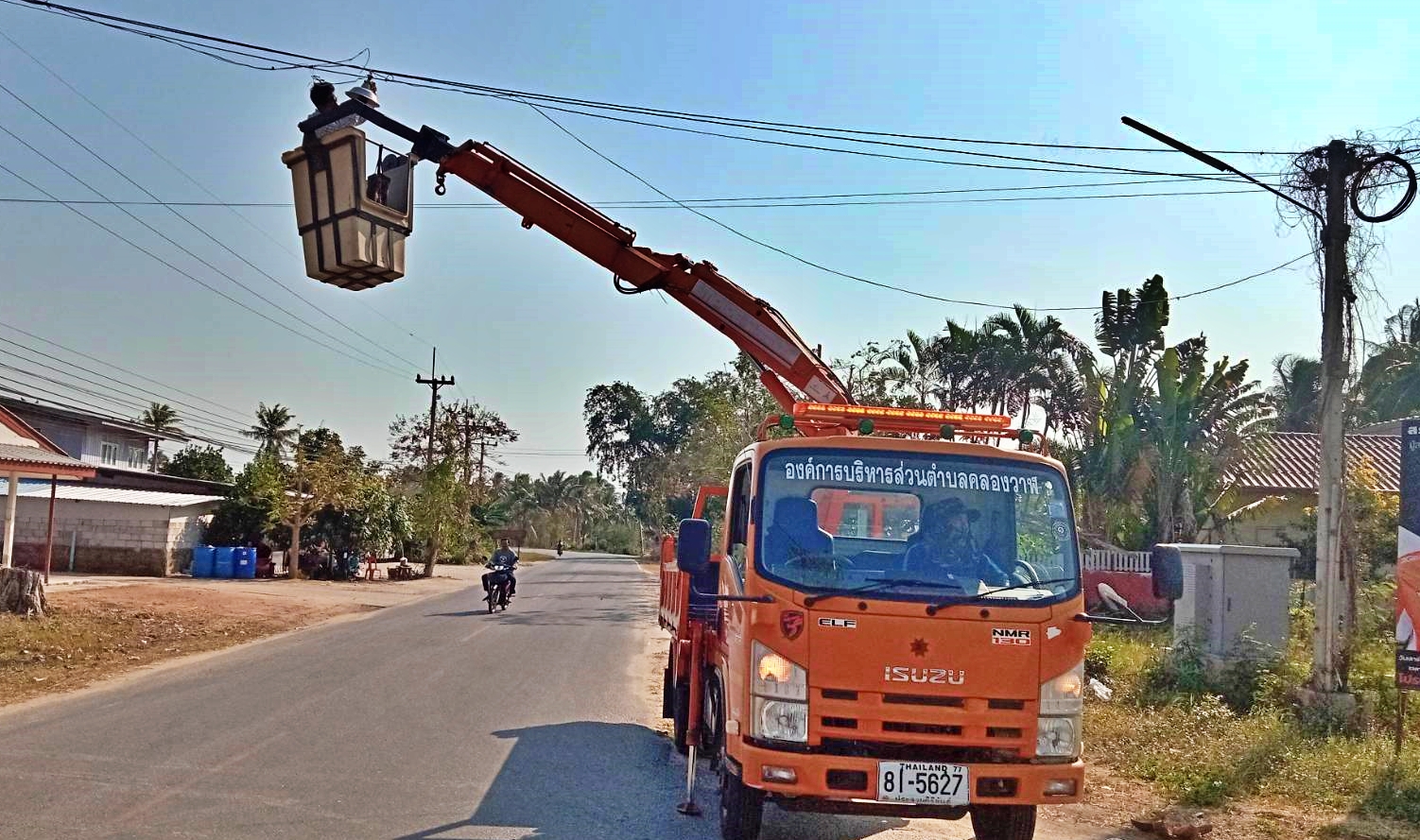 ซ่อมไฟฟ้าส่องสว่างสาธารณะที่ชำรุด ขัดข้อง ในเขตพื้นที่ หมู่ที่ 3 บ้านทางหวาย ตำบลคลองวาฬ