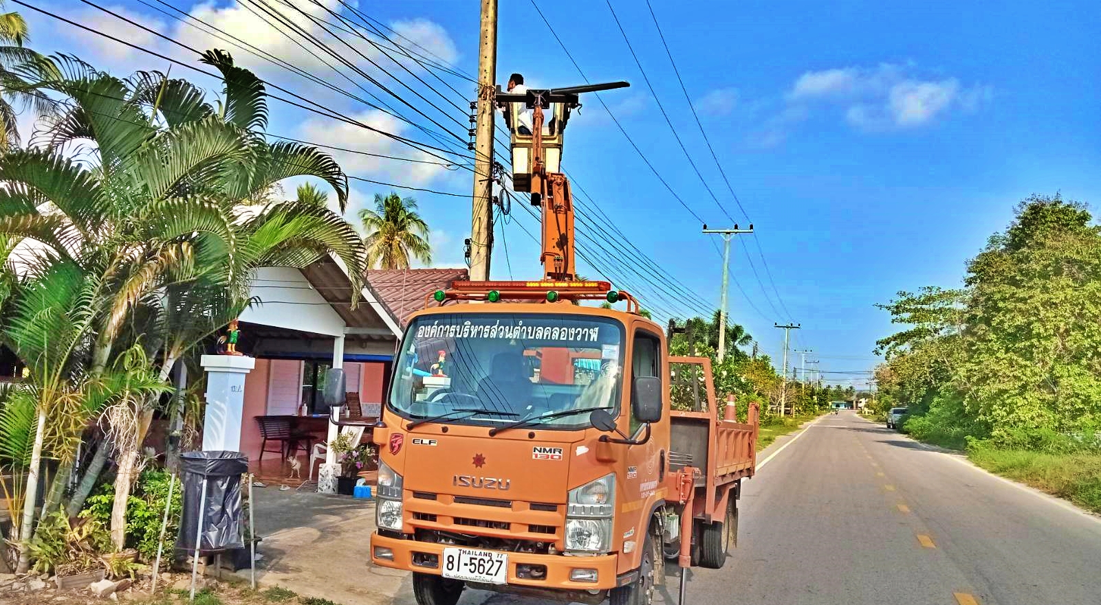 ซ่อมไฟฟ้าส่องสว่างสาธารณะที่ชำรุด ขัดข้อง ในเขตพื้นที่ หมู่ที่ 2 บ้านหนองหิน และหมู่ที่ 5 บ้านห้วยใหญ่