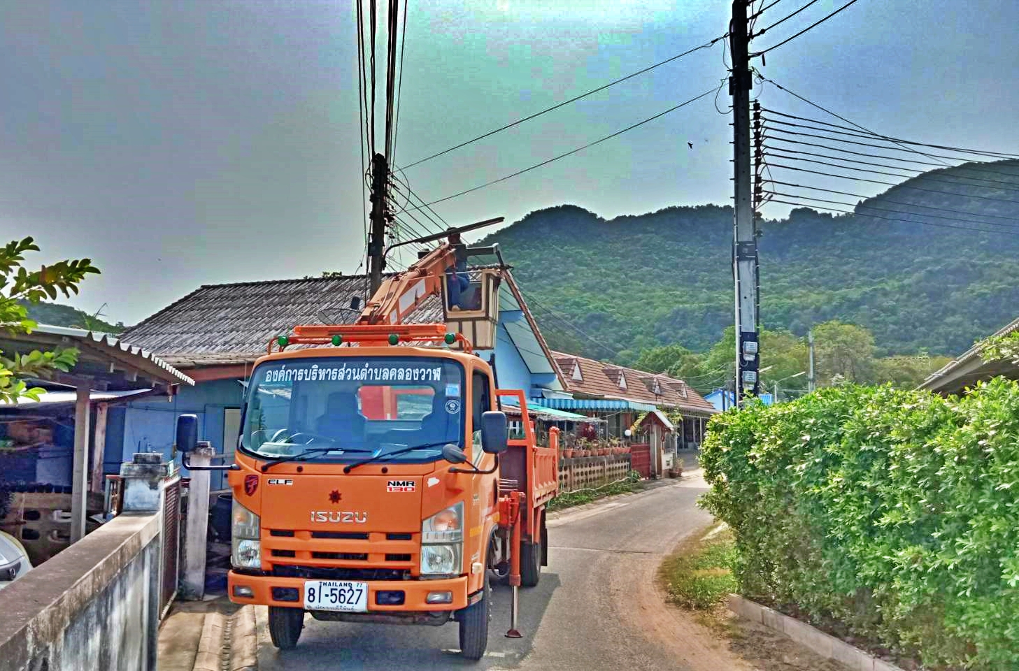 ซ่อมไฟฟ้าส่องสว่างสาธารณะที่ชำรุด ขัดข้อง ในเขตพื้นที่ หมู่ที่ 1 บ้านคลองวาฬ
