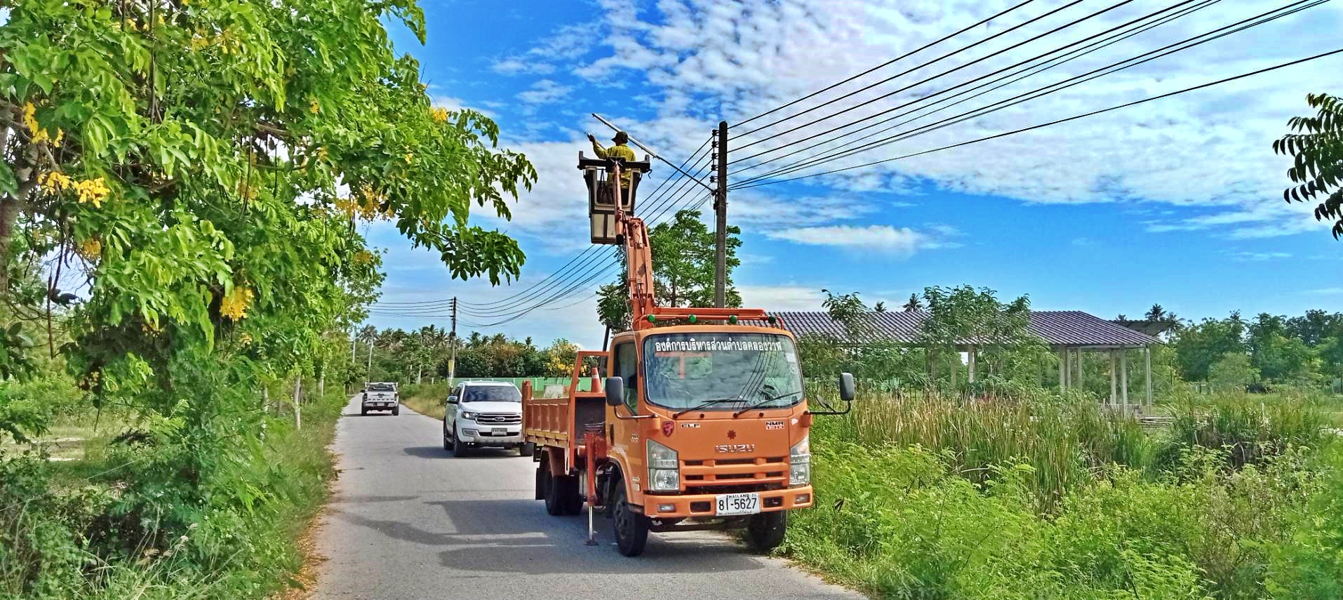 ซ่อมไฟฟ้าส่องสว่างสาธารณะที่ชำรุด ขัดข้อง ในเขตพื้นที่ หมู่ที่ 8 บ้านนาทอง ตำบลคลองวาฬ