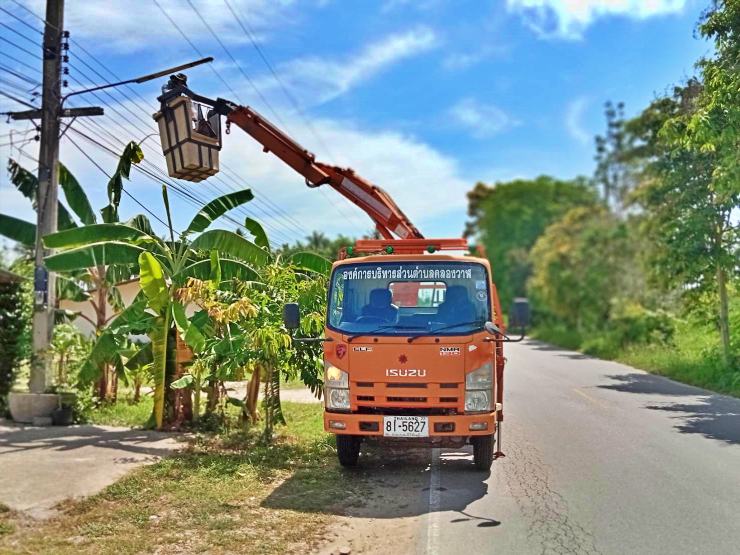 ซ่อมไฟฟ้าส่องสว่างสาธารณะที่ชำรุด ขัดข้อง ในเขตพื้นที่ หมู่ที่ 3 บ้านทางหวาย