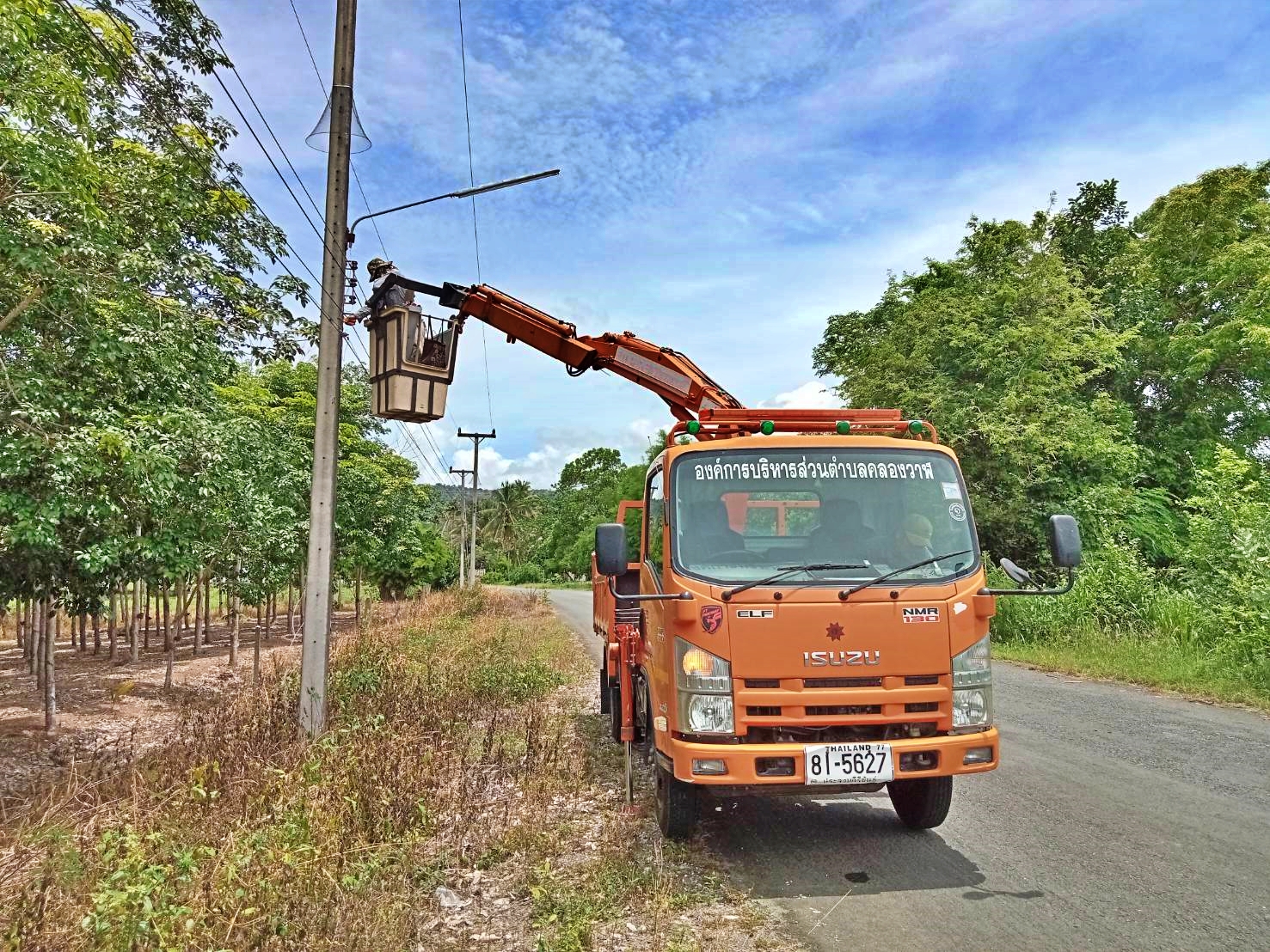 ซ่อมไฟฟ้าส่องสว่างสาธารณะที่ชำรุด ขัดข้อง ในเขตพื้นที่ หมู่ที่ 6 บ้านด่านสิงขร