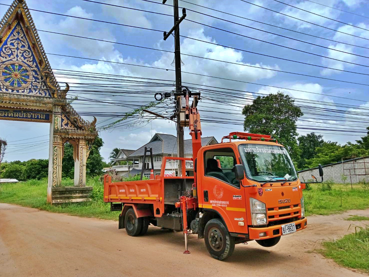 ซ่อมไฟฟ้าส่องสว่างสาธารณะที่ชำรุด ขัดข้อง ในเขตพื้นที่ หมู่ที่ 2 บ้านหนองหิน และหมู่ที่ 9 บ้านหนองน้ำขาว ตำบลคลองวาฬ