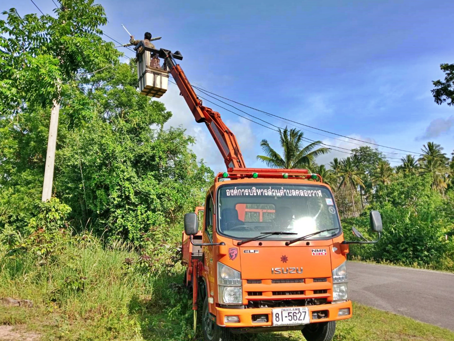 ซ่อมไฟฟ้าส่องสว่างสาธารณะที่ชำรุด ขัดข้อง ในเขตพื้นที่ หมู่ที่ 8 บ้านนาทอง ตำบลคลองวาฬ