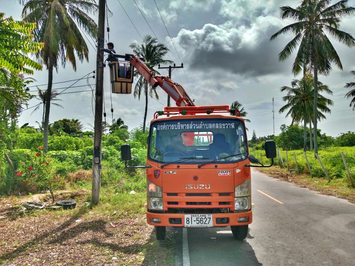ซ่อมไฟฟ้าส่องสว่างสาธารณะที่ชำรุด ขัดข้อง ในเขตพื้นที่ หมู่ที่ 6 บ้านด่านสิงขร ตำบลคลองวาฬ