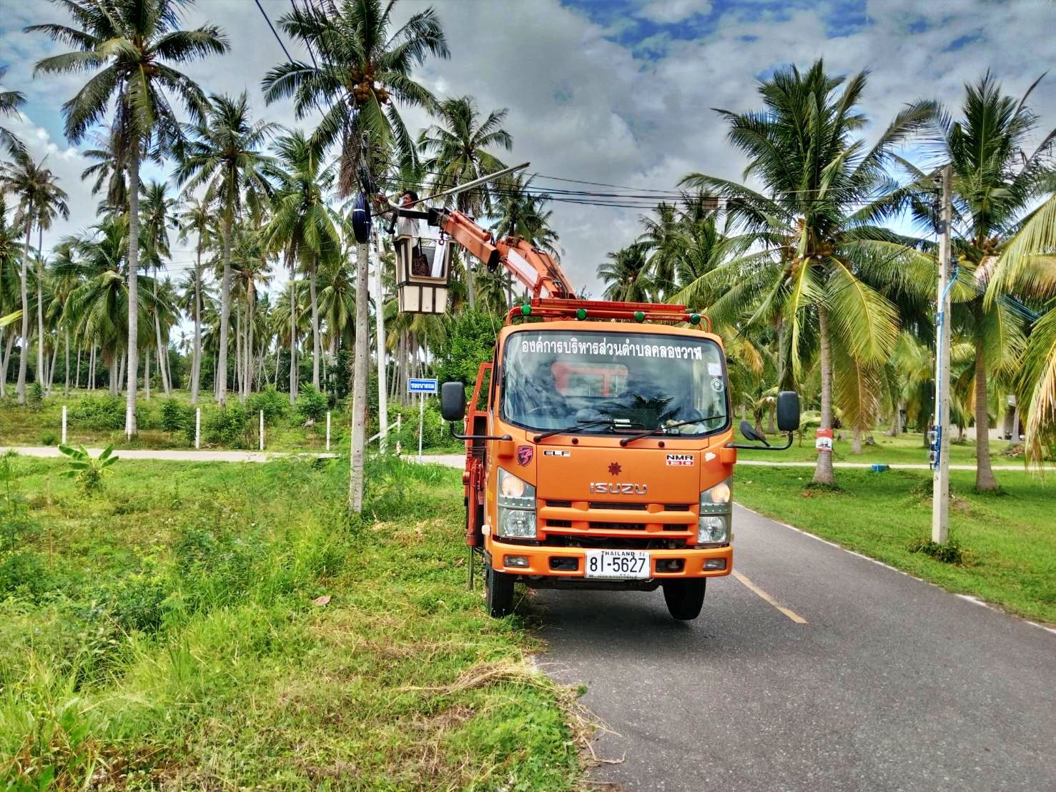 ซ่อมไฟฟ้าส่องสว่างสาธารณะที่ชำรุด ขัดข้อง ในเขตพื้นที่ หมู่ที่ 9 บ้านหนองน้ำขาว