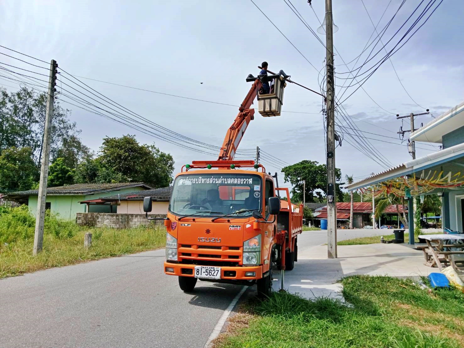 ซ่อมไฟฟ้าส่องสว่างสาธารณะที่ชำรุด ขัดข้อง ในเขตพื้นที่ หมู่ที่ 4 บ้านหว้าโทน