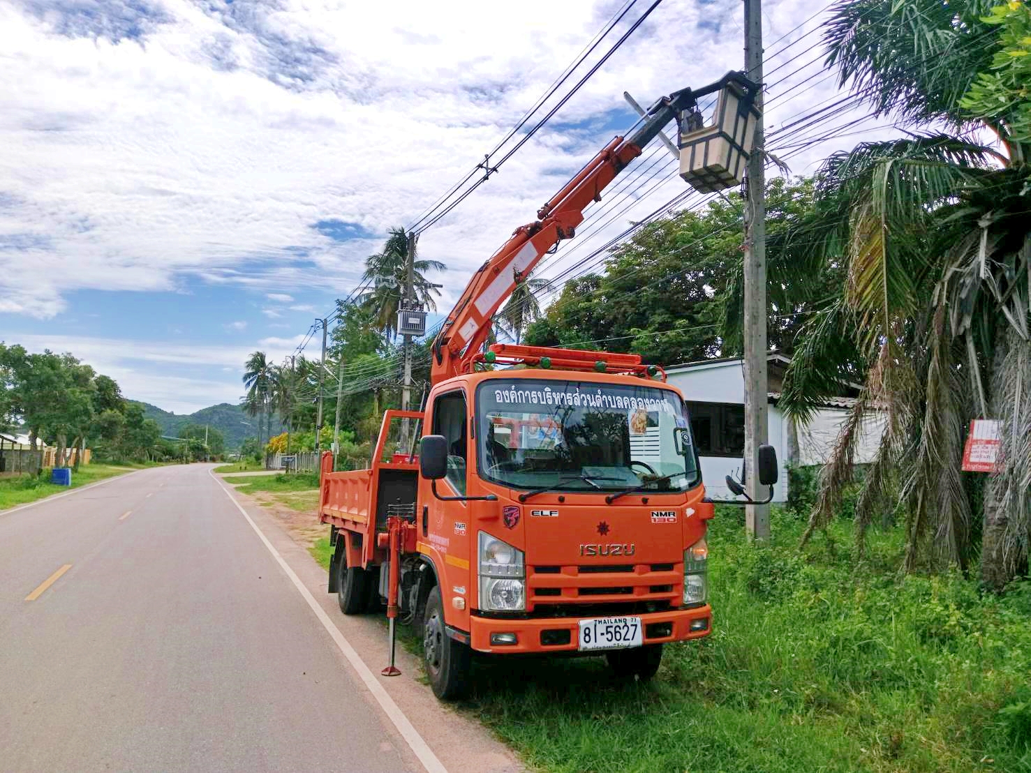 ซ่อมไฟฟ้าส่องสว่างสาธารณะที่ชำรุด ขัดข้อง ในเขตพื้นที่ หมู่ที่ 1 บ้านคลองวาฬ