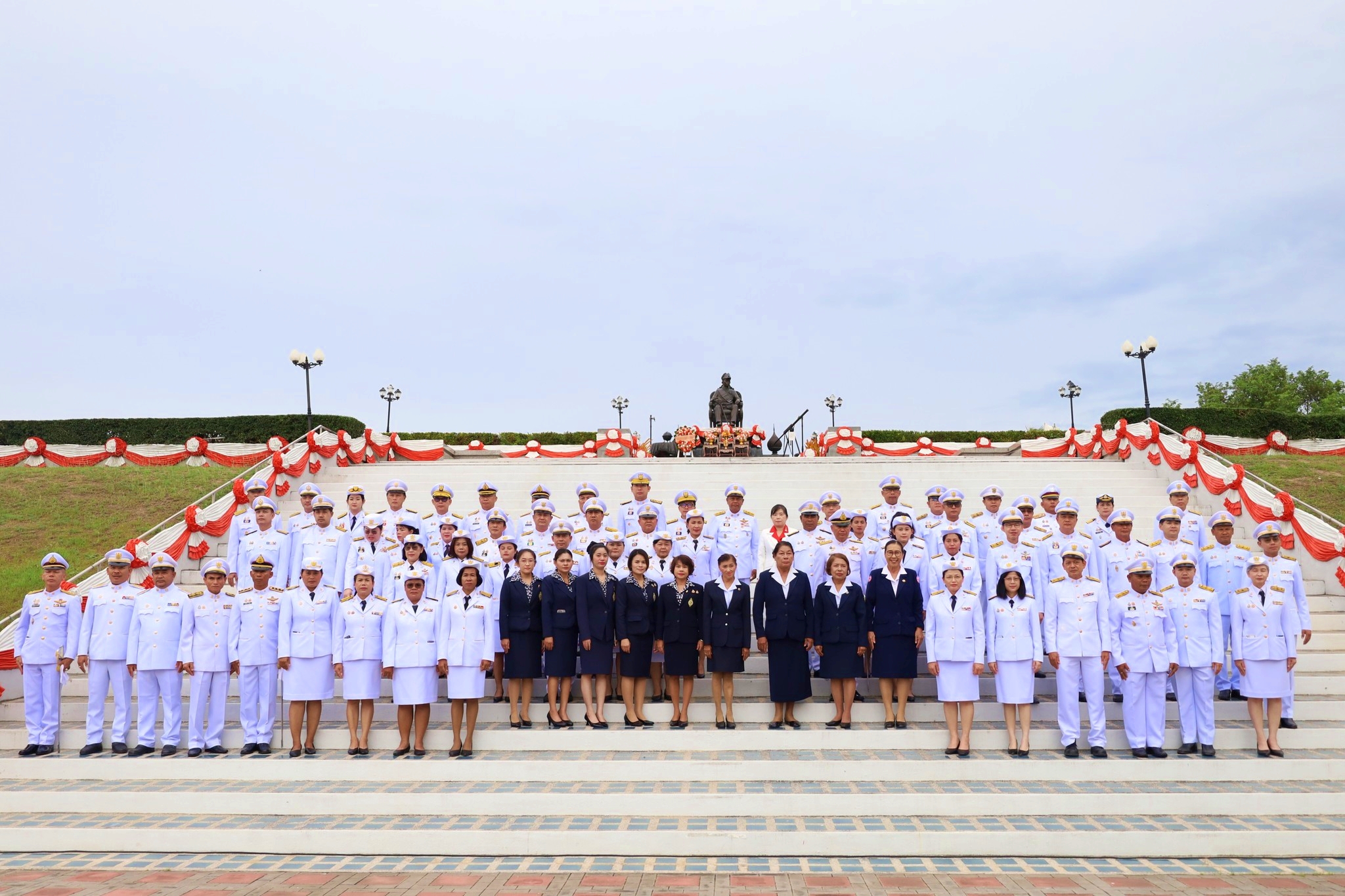 พิธีวางพวงมาลาและถวายบังคมเบื้องหน้าพระบรมราชานุสาวรีย์ พระบาทสมเด็จพระจอมเกล้าเจ้าอยู่หัว เนื่องในวันคล้ายวันสวรรคต