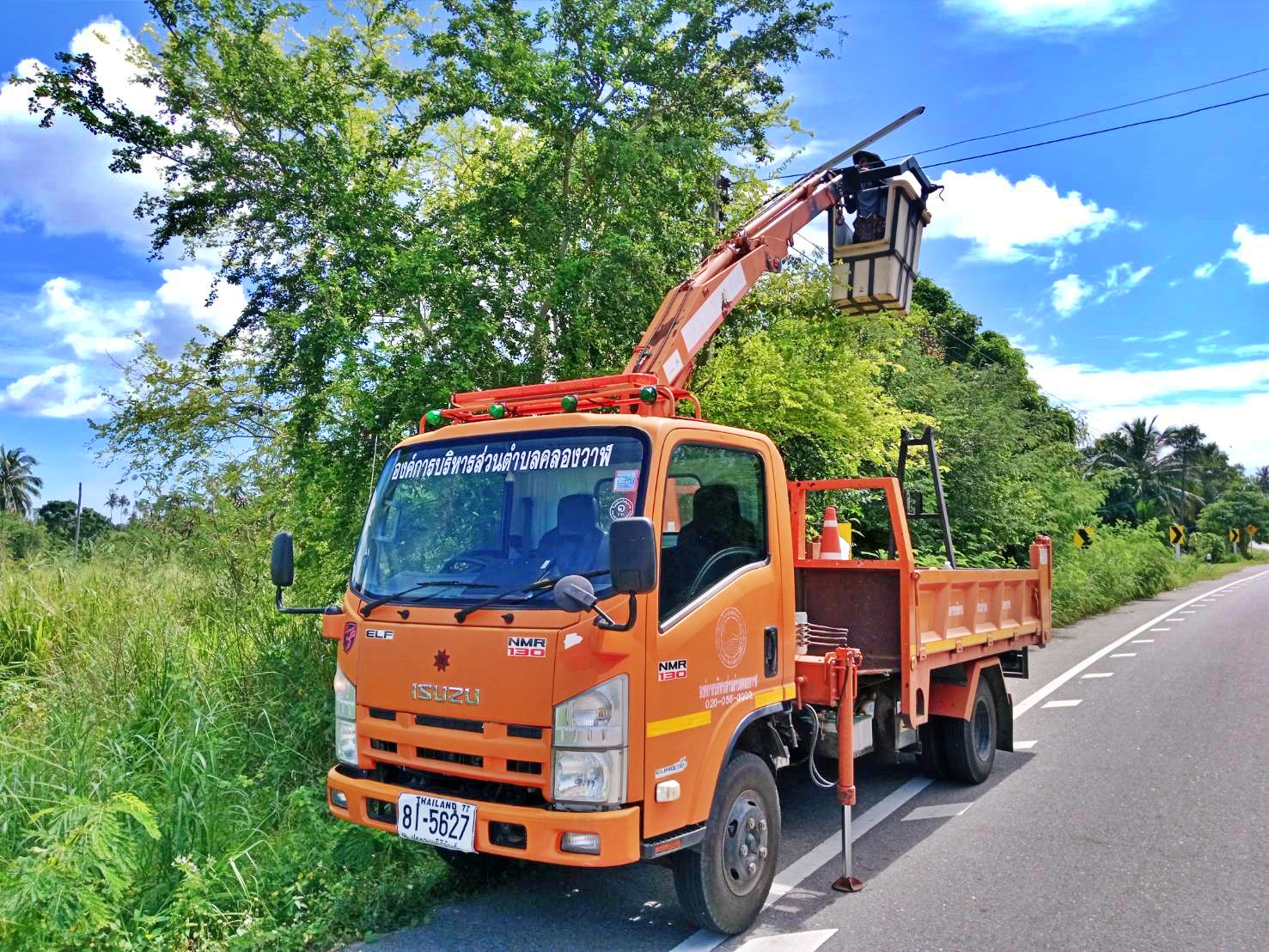 ซ่อมไฟฟ้าส่องสว่างสาธารณะที่ชำรุด ขัดข้อง ในเขตพื้นที่ หมู่ที่ 5 บ้านห้วยใหญ่ และหมู่ที่ 7 บ้านสวนขวัญ