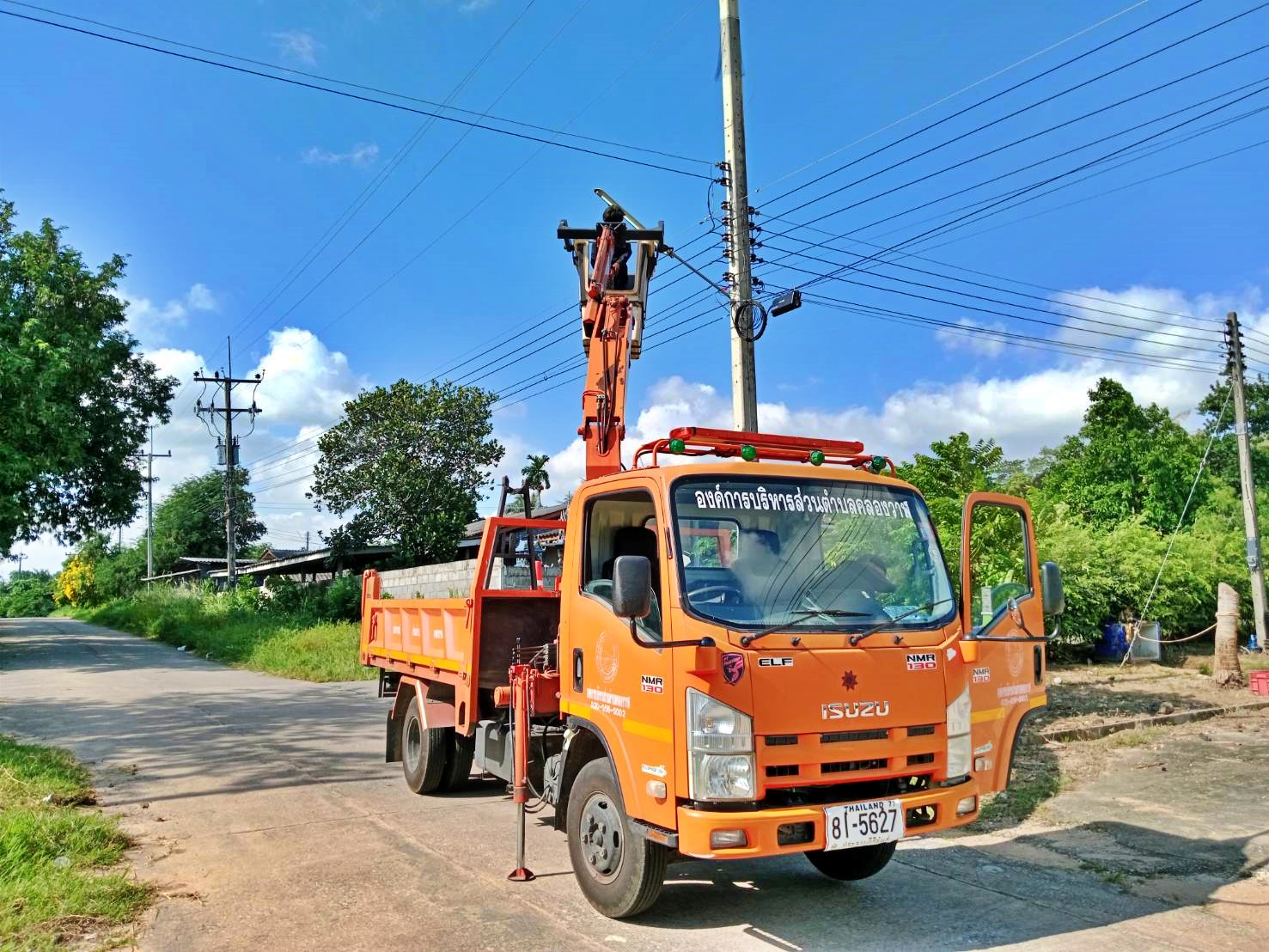 ซ่อมไฟฟ้าส่องสว่างสาธารณะที่ชำรุด ขัดข้อง ในเขตพื้นที่ หมู่ที่ 6 บ้านด่านสิงขร ตำบลคลองวาฬ