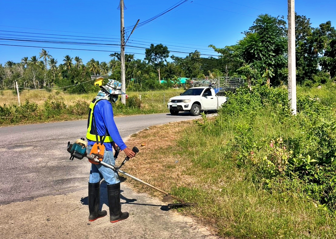 ตัดหญ้าสองข้างทางสายมะขามโพรง สายทางหวาย-นาทอง หมู่ที่ 3 บ้านทางหวาย และหมู่ที่ 8 บ้านนาทอง