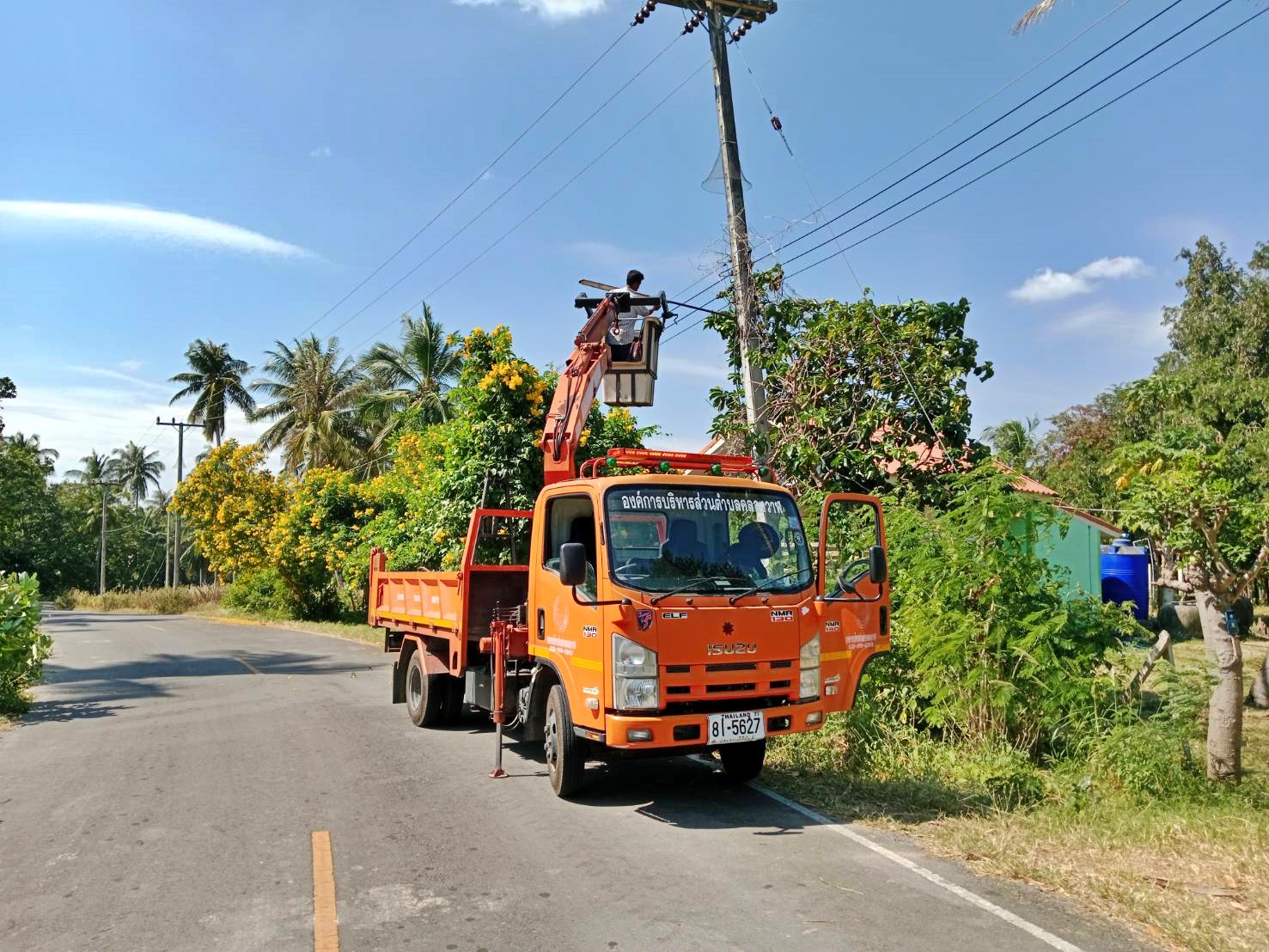 ซ่อมไฟฟ้าส่องสว่างสาธารณะที่ชำรุด ขัดข้อง ในเขตพื้นที่ หมู่ที่ 6 บ้านด่านสิงขร