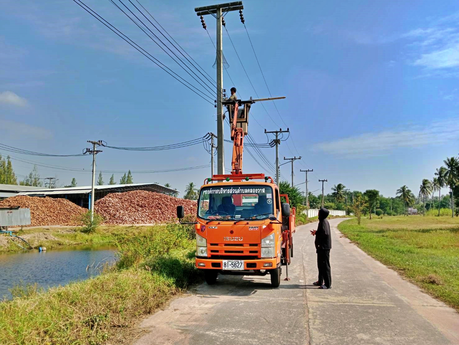 ซ่อมไฟฟ้าส่องสว่างสาธารณะที่ชำรุด ขัดข้อง ในเขตพื้นที่ หมู่ที่ 9 บ้านหนองน้ำขาว ตำบลคลองวาฬ