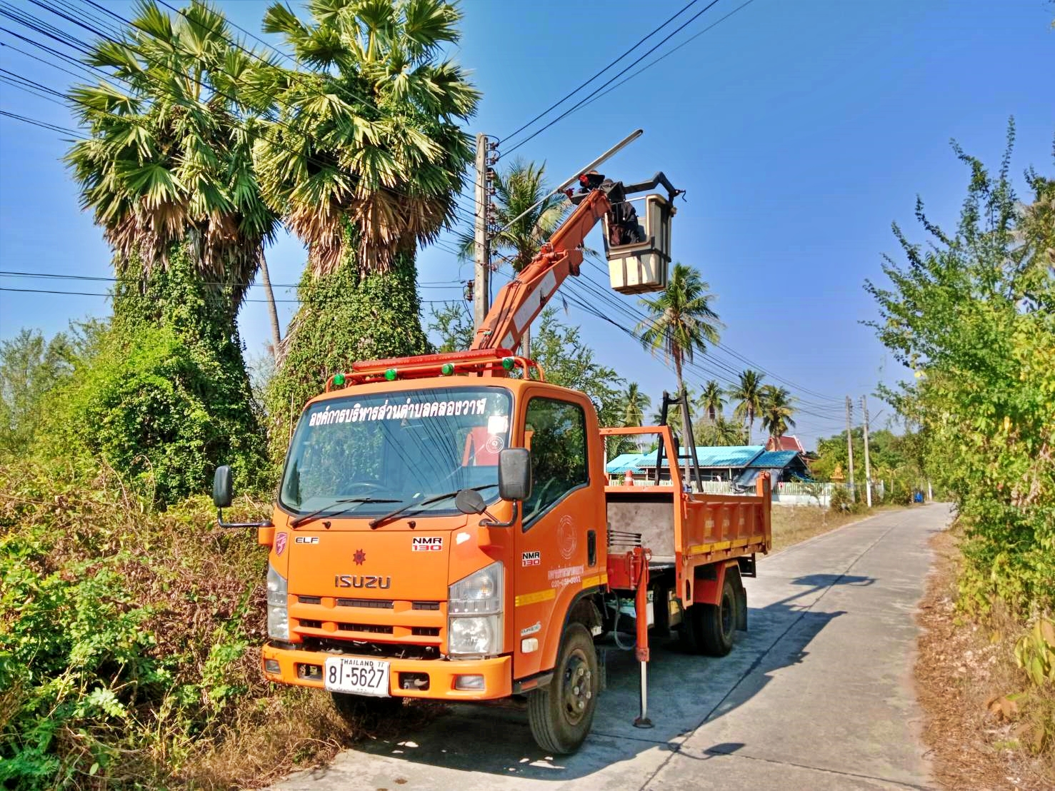 ซ่อมไฟฟ้าส่องสว่างสาธารณะที่ชำรุด ขัดข้อง ในเขตพื้นที่ หมู่ที่ 1 บ้านคลองวาฬ และหมู่ที่ 2 บ้านหนองหิน