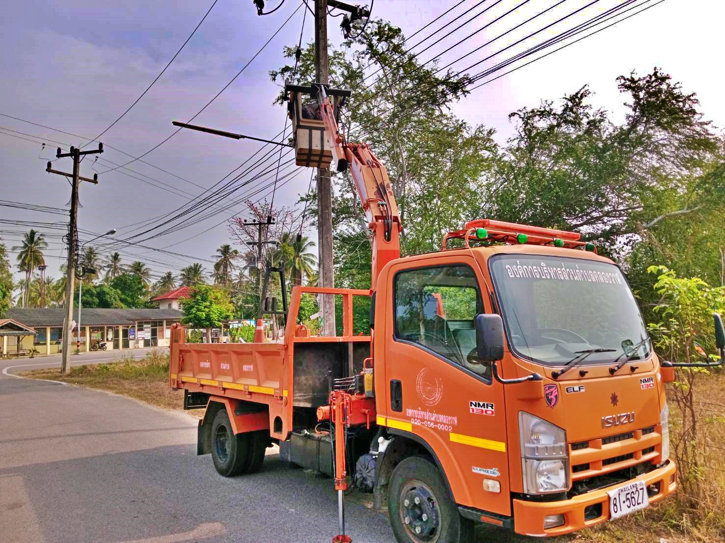 ซ่อมไฟฟ้าส่องสว่างสาธารณะที่ชำรุด ขัดข้อง ในเขตพื้นที่ หมู่ที่ 9 บ้านหนองน้ำขาว ตำบลคลองวาฬ