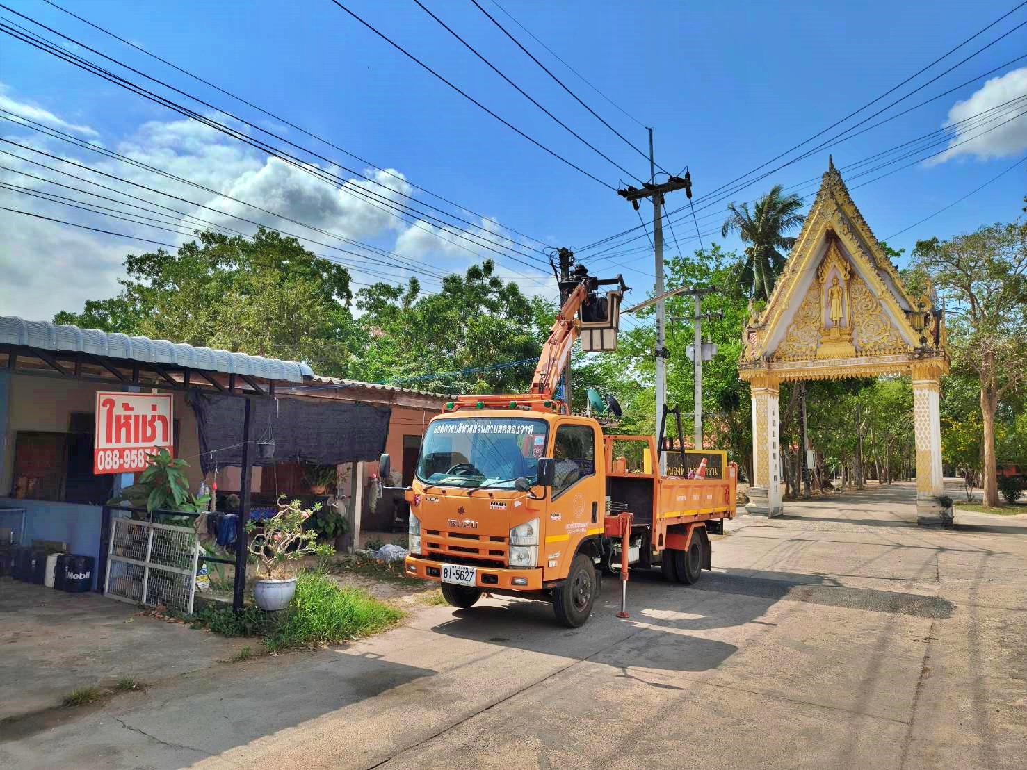 ซ่อมไฟฟ้าส่องสว่างสาธารณะที่ชำรุด ขัดข้อง ในเขตพื้นที่ หมู่ที่ 2 บ้านหนองหิน ตำบลคลองวาฬ