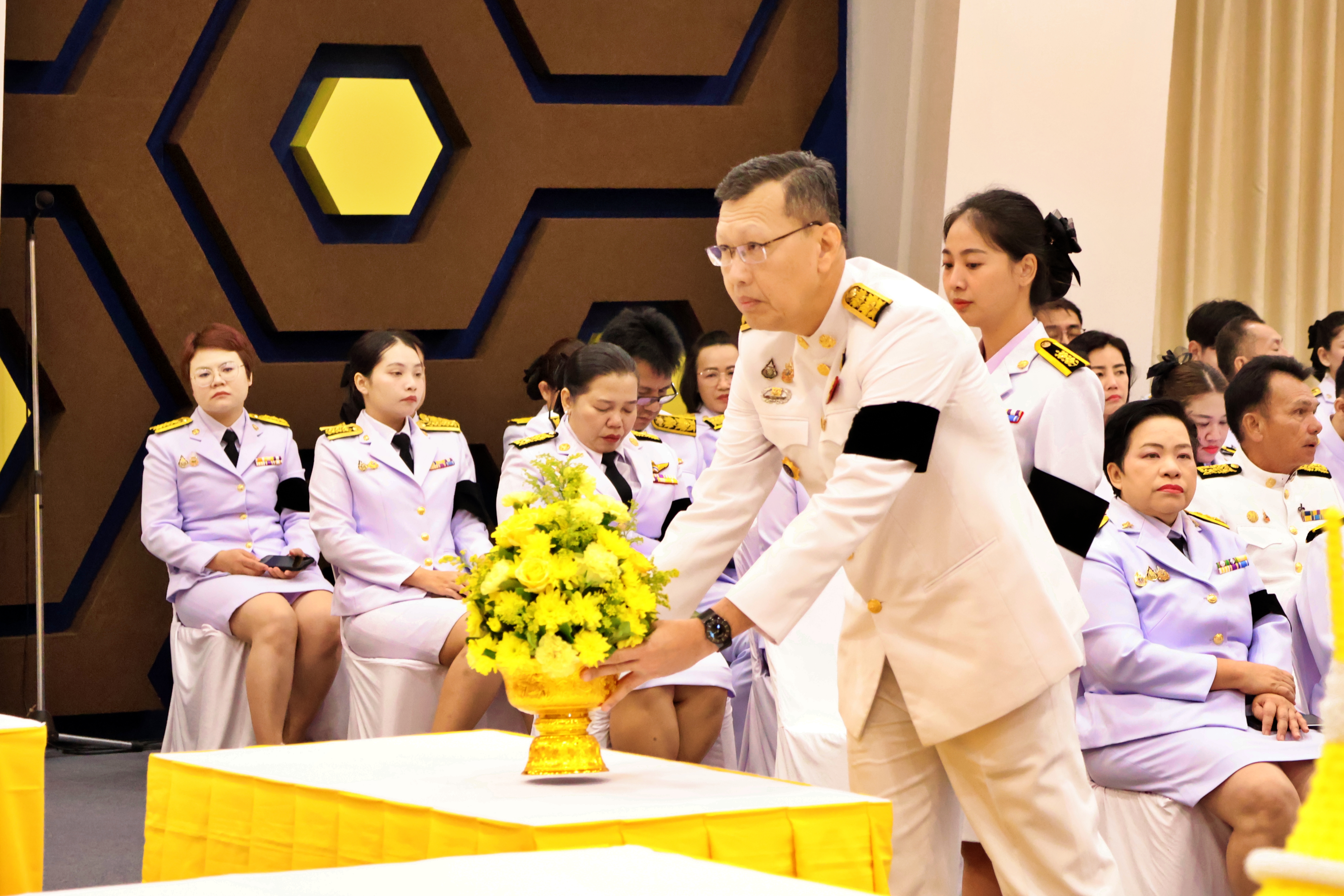 ร่วมพิธีวันที่ระลึก”พระบาทสมเด็จพระพุทธยอดฟ้าจุฬาโลกมหาราช และวันที่ระลึกมหาจักรีบรมราชวงศ์”