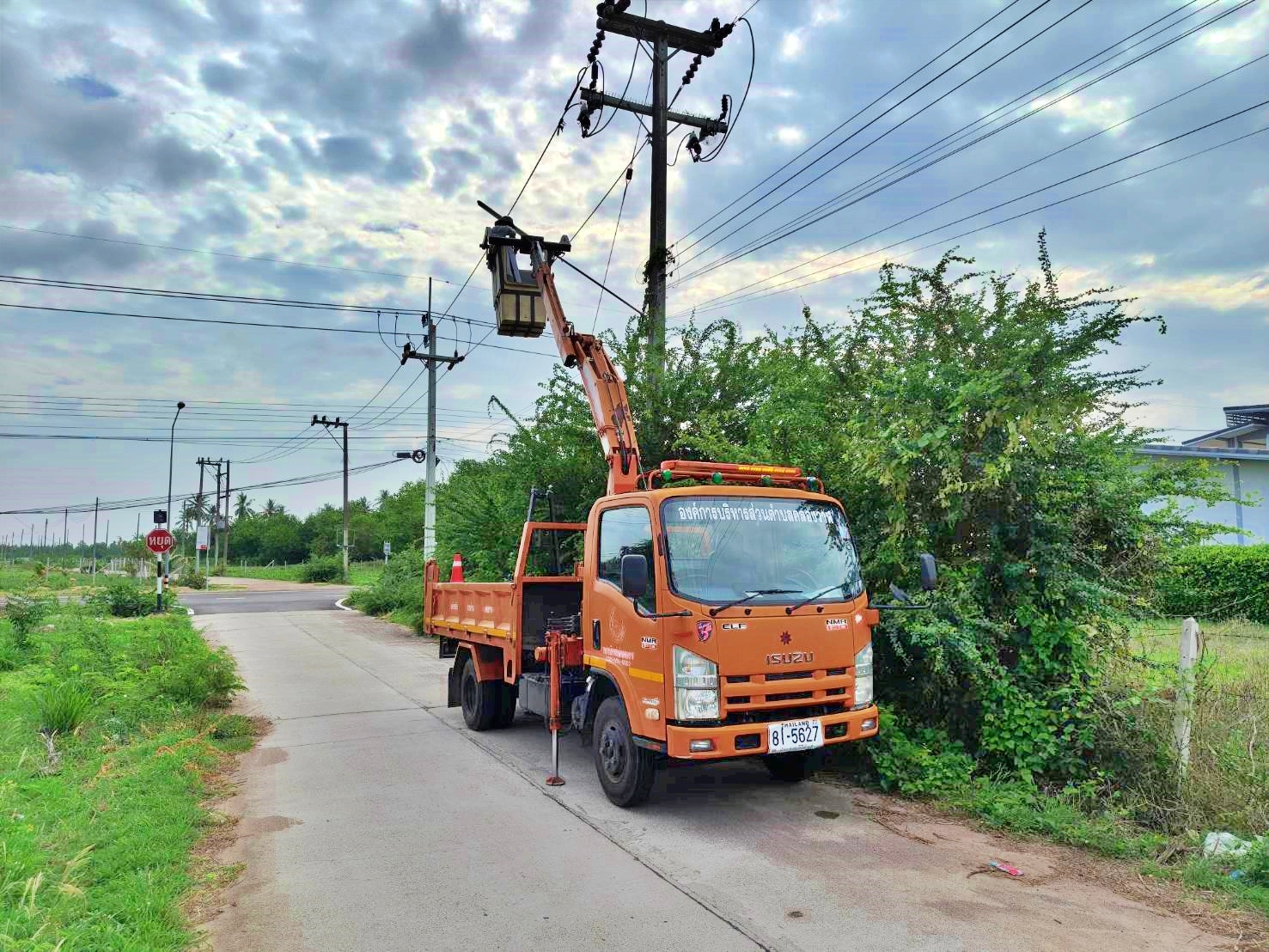ซ่อมไฟฟ้าส่องสว่างสาธารณะที่ชำรุด ขัดข้อง ในเขตพื้นที่ หมู่ที่ 4 บ้านหว้าโทน ตำบลคลองวาฬ