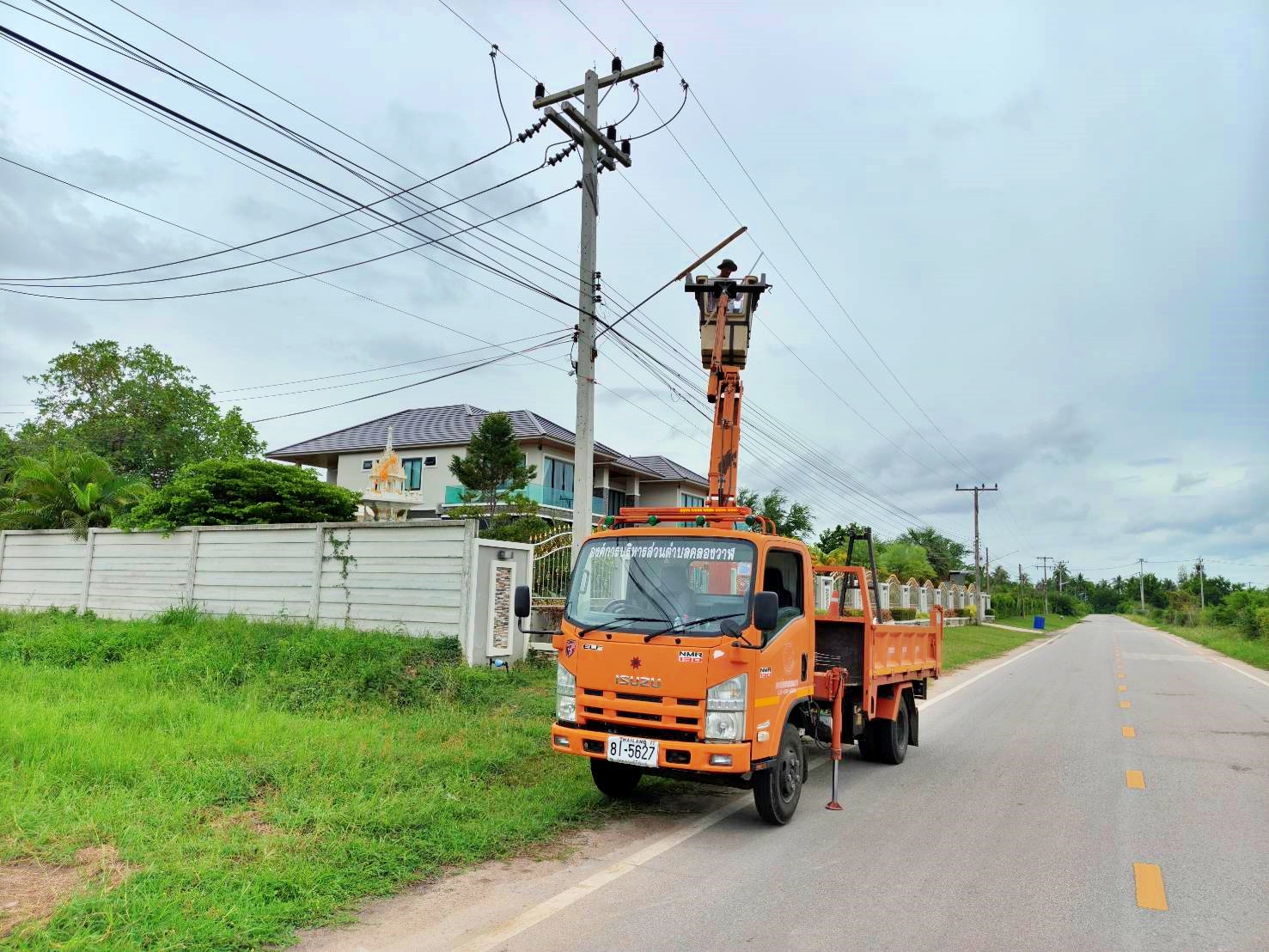 ซ่อมไฟฟ้าส่องสว่างสาธารณะที่ชำรุด ขัดข้อง ในเขตพื้นที่ หมู่ที่ 1 บ้านคลองวาฬ หมู่ที่ 2 บ้านหนองหิน และหมู่ที่ 9 บ้านหนองน้ำขาว
