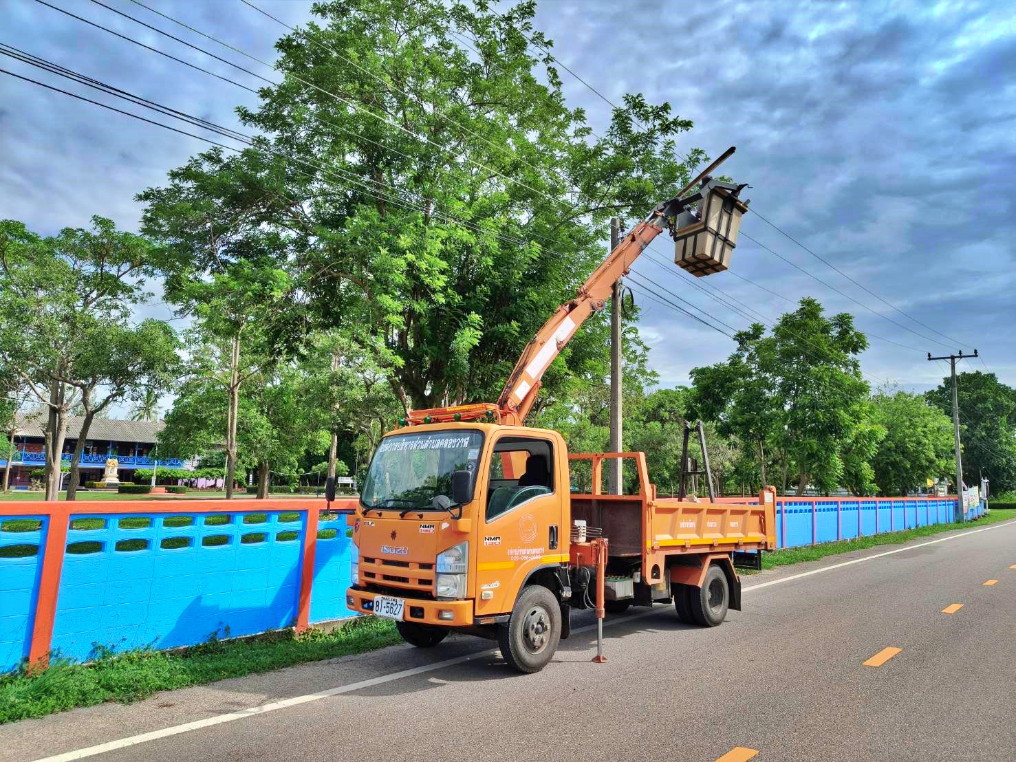 ซ่อมไฟฟ้าส่องสว่างสาธารณะที่ชำรุด ขัดข้อง ในเขตพื้นที่ หมู่ที่ 2 บ้านหนองหิน ตำบลคลองวาฬ