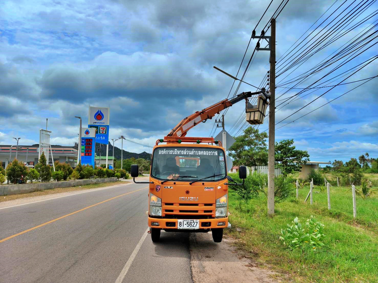 ซ่อมไฟฟ้าส่องสว่างสาธารณะที่ชำรุด ขัดข้อง ในเขตพื้นที่ หมู่ที่ 1 บ้านคลองวาฬ และหมู่ที่ 6 บ้านด่านสิงขร