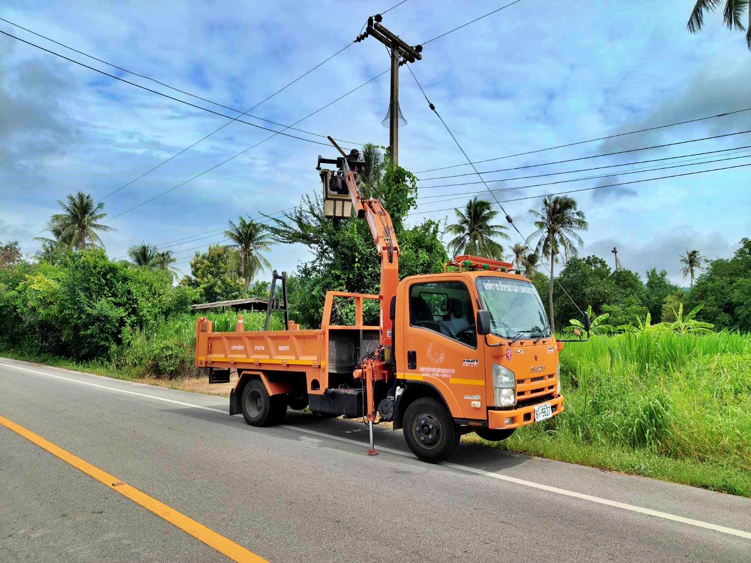 ซ่อมไฟฟ้าส่องสว่างสาธารณะที่ชำรุด ขัดข้อง ในเขตพื้นที่ หมู่ที่ 5 บ้านห้วยใหญ่ ตำบลคลองวาฬ