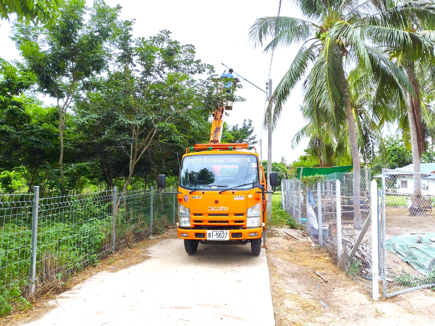 ซ่อมไฟฟ้าส่องสว่างสาธารณะที่ชำรุด ขัดข้อง ในเขตพื้นที่ หมู่ที่ 6 บ้านด่านสิงขร ตำบลคลองวาฬ