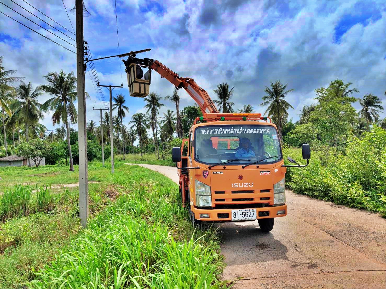 ซ่อมไฟฟ้าส่องสว่างสาธารณะที่ชำรุด ขัดข้อง ในเขตพื้นที่ หมู่ที่ 4 บ้านหว้าโทน ตำบลคลองวาฬ