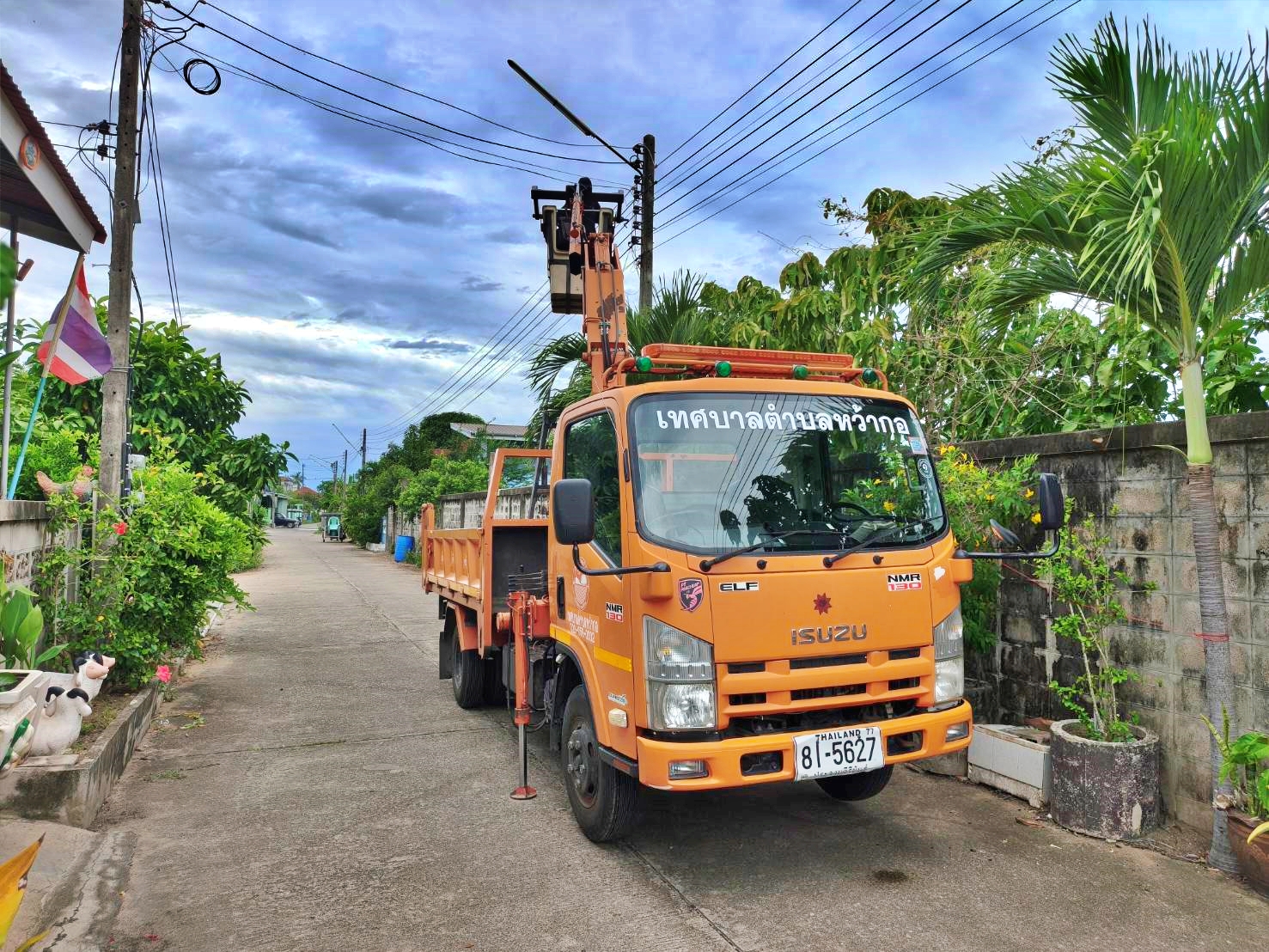 ซ่อมไฟฟ้าส่องสว่างสาธารณะที่ชำรุด ขัดข้อง ในเขตพื้นที่ หมู่ที่ 1 บ้านคลองวาฬ และหมู่ที่ 9 บ้านหนองน้ำขาว