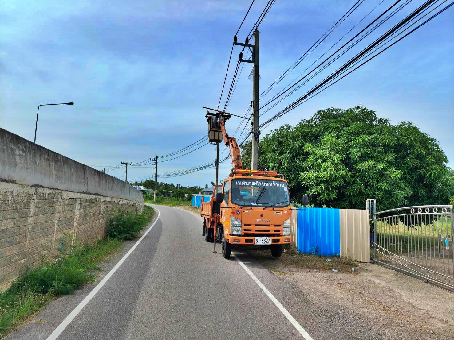 ซ่อมไฟฟ้าส่องสว่างสาธารณะที่ชำรุด ขัดข้อง ในเขตพื้นที่ หมู่ที่ 1 บ้านคลองวาฬ  ตำบลคลองวาฬ