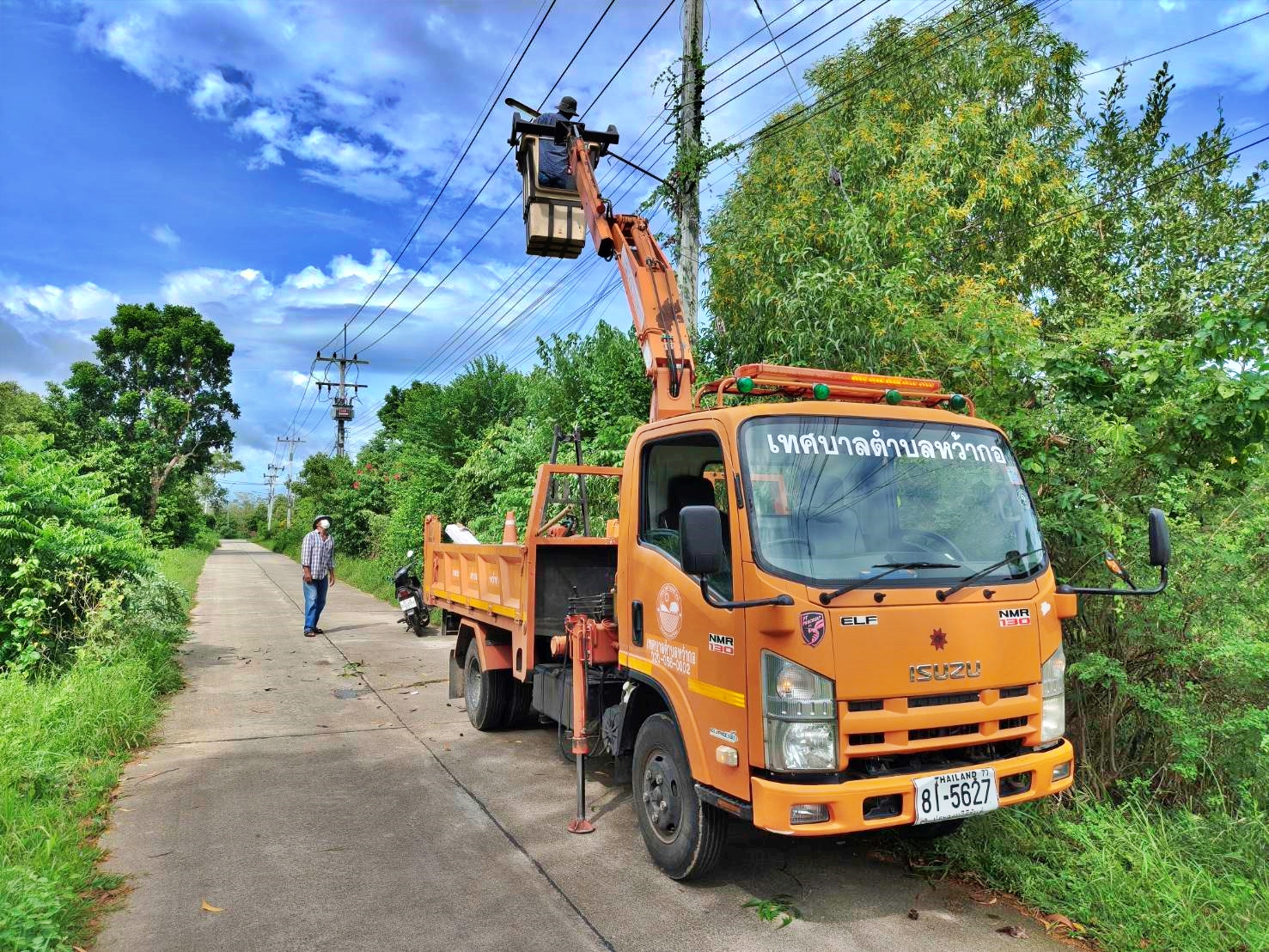 ซ่อมไฟฟ้าส่องสว่างสาธารณะที่ชำรุด ขัดข้อง ในเขตพื้นที่ หมู่ที่ 2 บ้านหนองหิน ตำบลคลองวาฬ